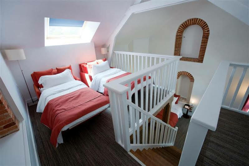 Отель Country Club Yvre-l'Eveque Экстерьер фото